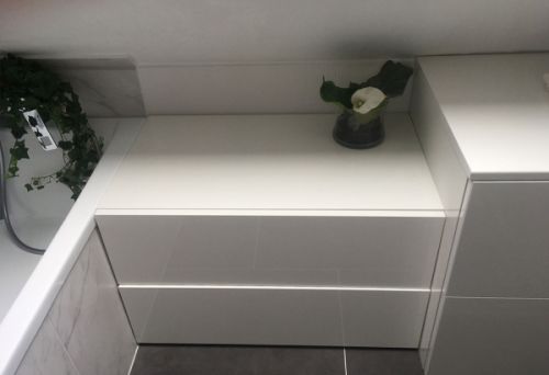 Schubladenkommode in Nische im Badezimmer