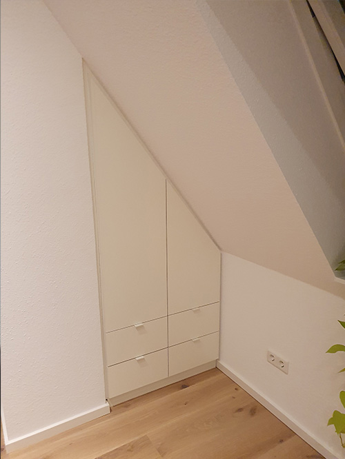 Schrank mit seitlicher Schräge in Nische